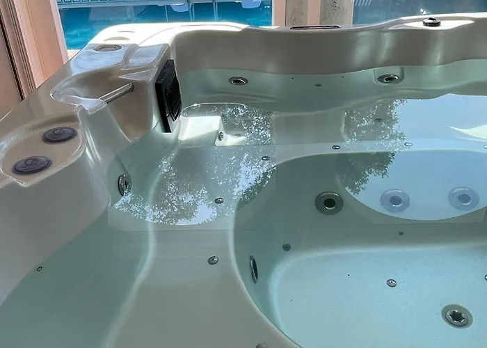 Casa Trassierra: 3-bedroom Retreat With Seasonal Shared Pool *